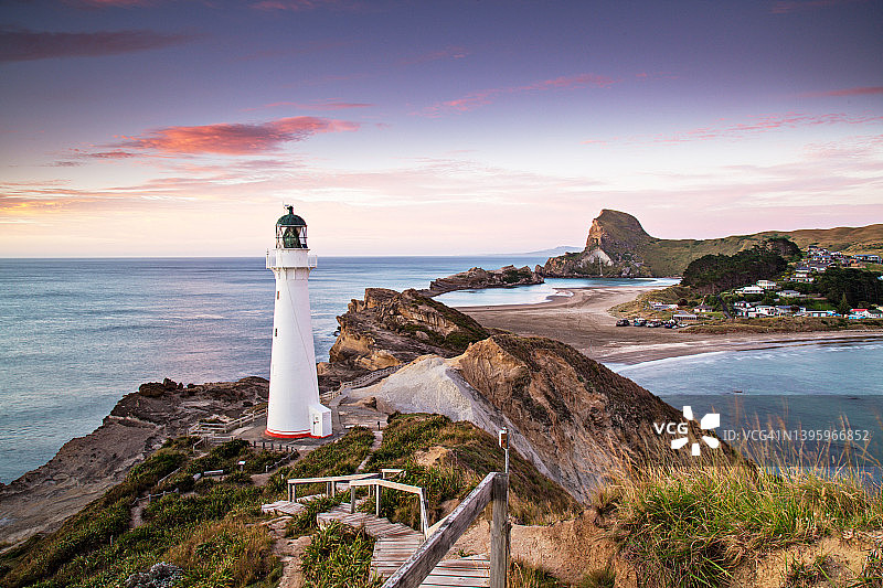 怀拉拉帕 Castlepoint 灯塔的粉色天空图片素材