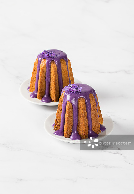 纯素甜点：糖渍紫罗兰花釉蛋糕图片素材