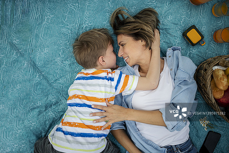 母子躺在毯子上图片素材