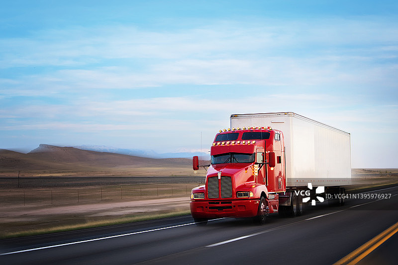 疾驰的红白色半挂卡车 - 移动模糊图片素材