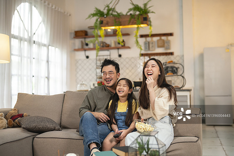 一家人在家看电视吃爆米花图片素材