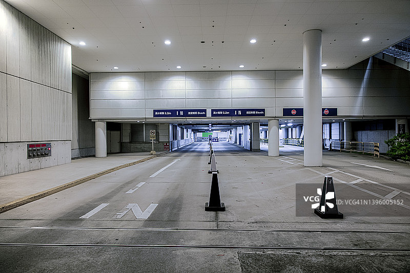 夜晚的大型车库图片素材