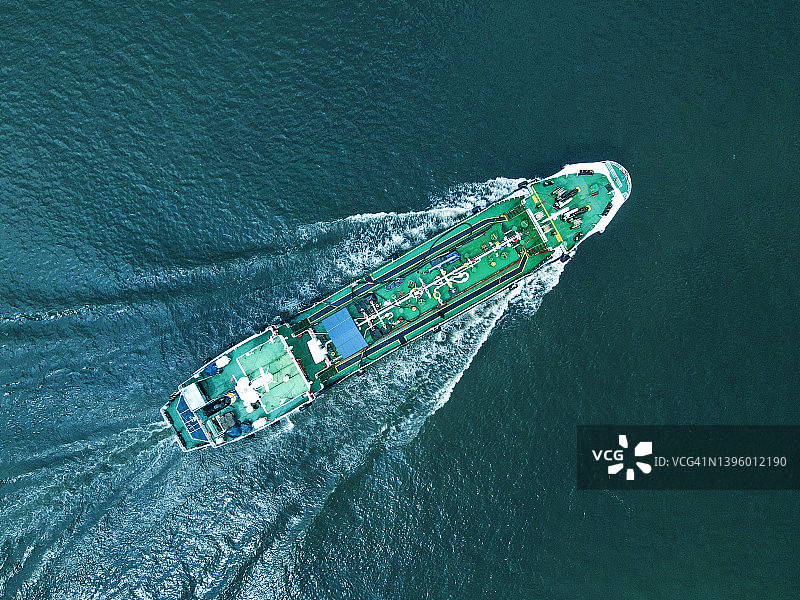货轮航拍：海上运输货物至目的国图片素材