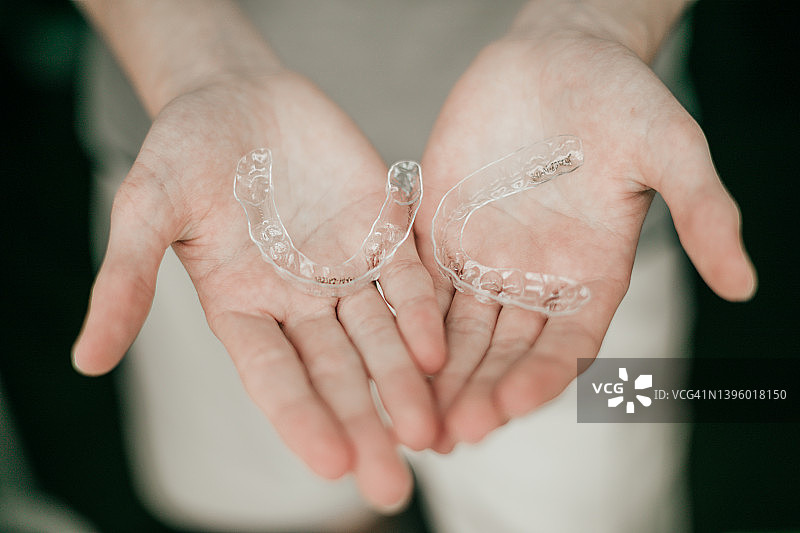 女人手持隐形保持器和矫正器支架图片素材