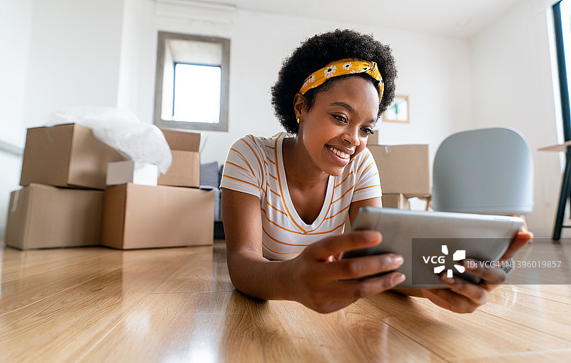 女人在平板电脑上看视频，休息时整理行李图片素材