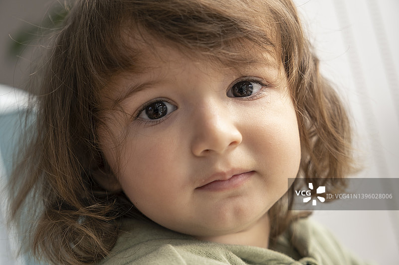 漂亮的幼儿男孩肖像图片素材