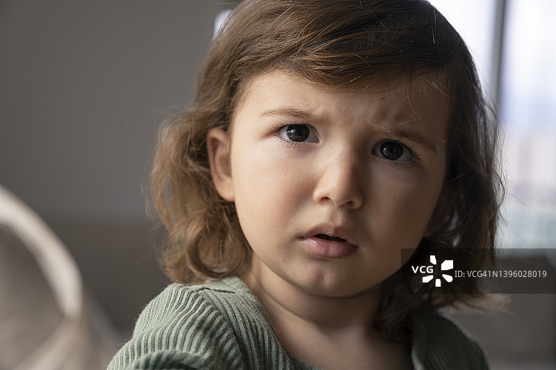 漂亮的幼儿男孩肖像图片素材
