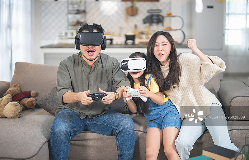 一家人在家玩VR虚拟现实头显图片素材