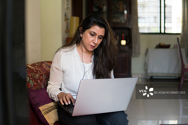 在家工作的商务人士图片素材