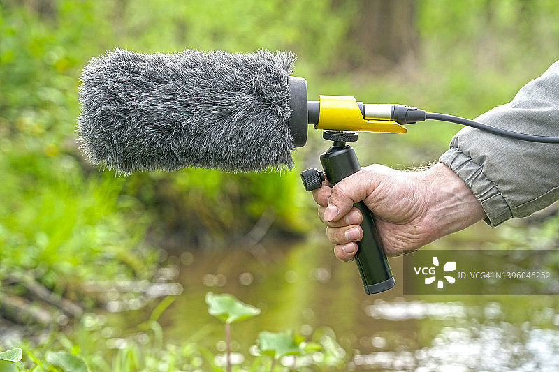 用于录制自然声音的枪式麦克风图片素材