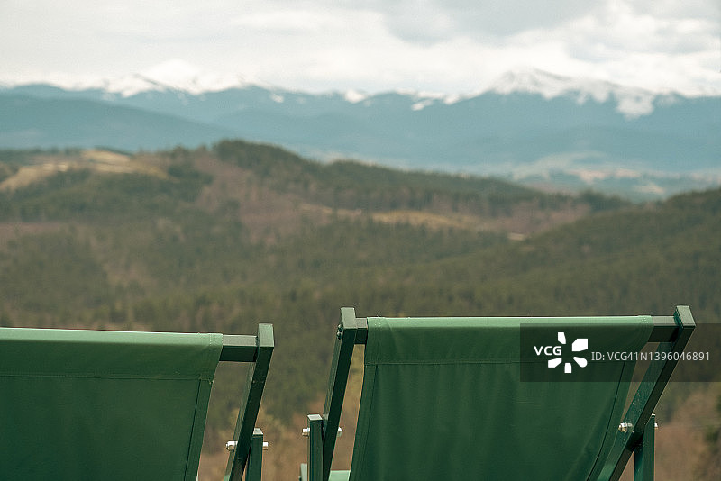 山边的日光躺椅图片素材