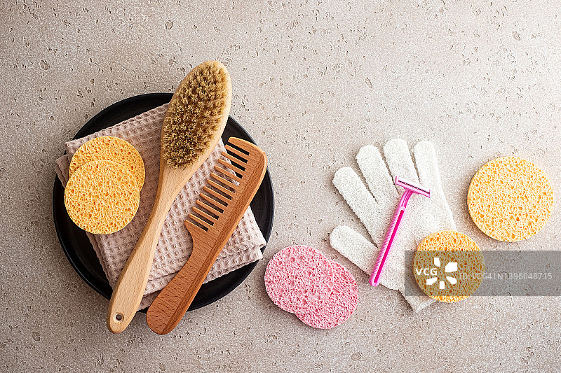 混凝土背景上的环保头发和身体护理必需品套装：零浪费理念图片素材