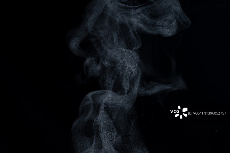 黑色背景上的白色烟雾图片素材