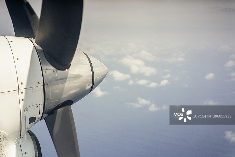 螺旋桨飞机飞行中的机身外景图片素材