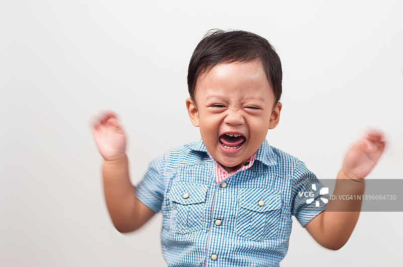 白色背景上的东南亚男婴肖像图片素材