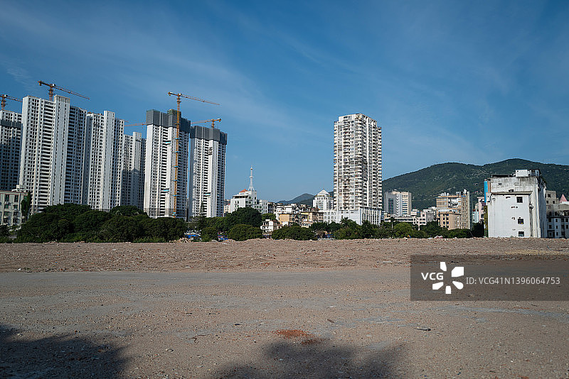 使用起重机的高层住宅楼建筑工地图片素材