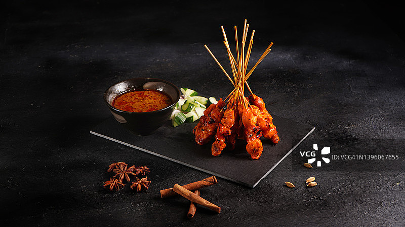 搭配花生酱的鸡肉沙爹图片素材