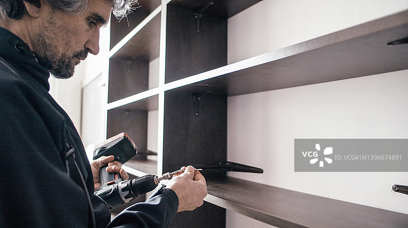 木制书柜的拆卸过程，搬家图片素材