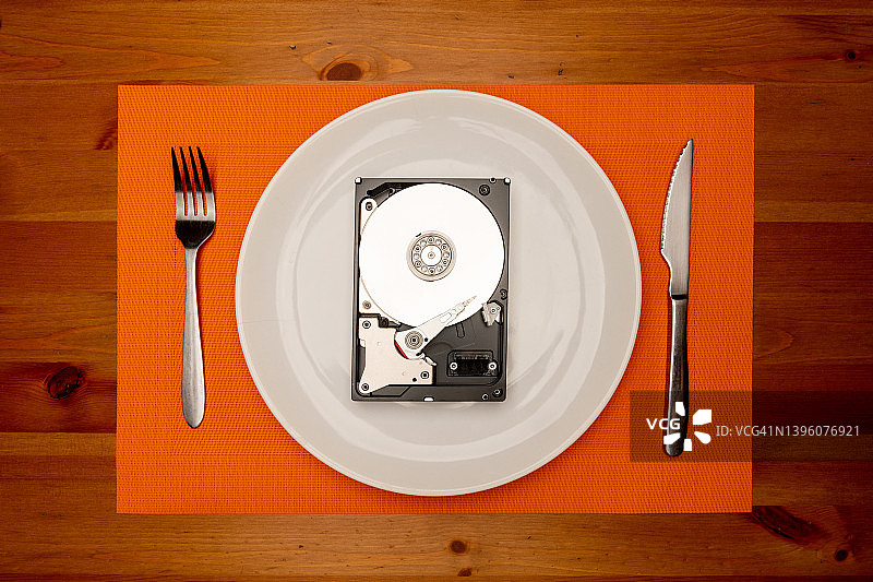 信息消费概念：餐盘上的硬盘图片素材