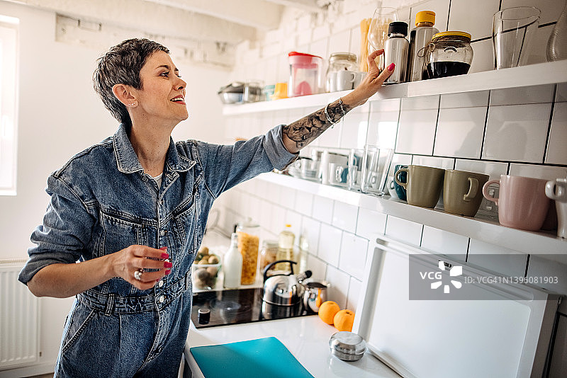 家庭主妇整理厨房图片素材