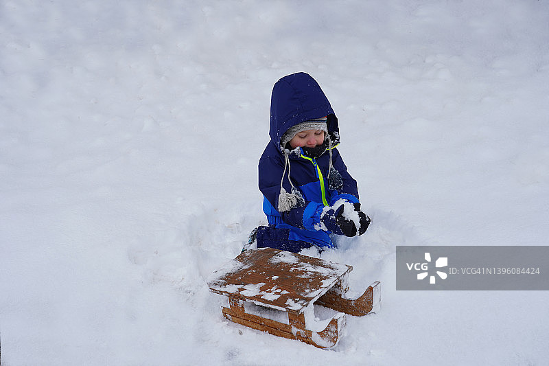 小男孩在土耳其卡斯塔莫努玩木制雪橇图片素材