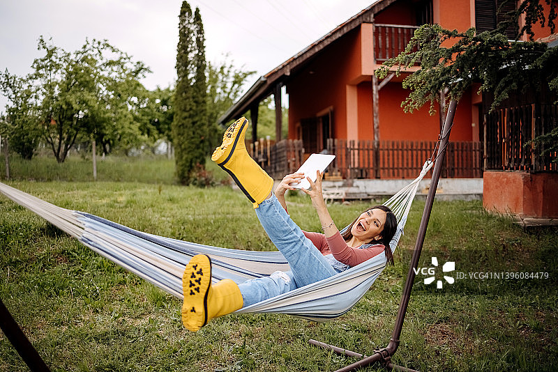 在花园里放松的美丽女人图片素材