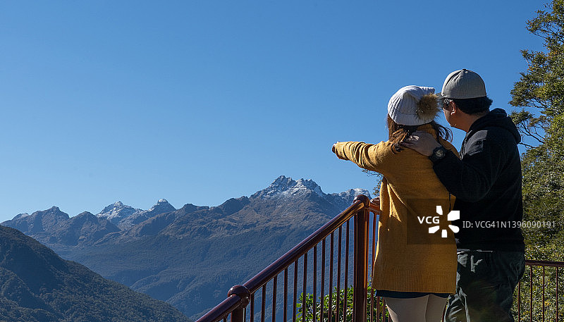 徒步旅行情侣在高处欣赏美丽的大自然图片素材