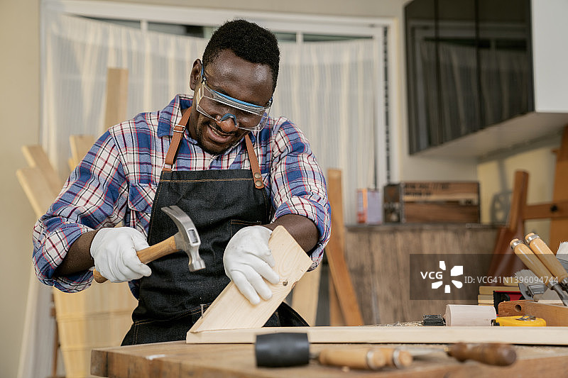 木匠做木工图片素材