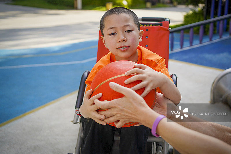 坐在轮椅上的亚洲男孩图片素材