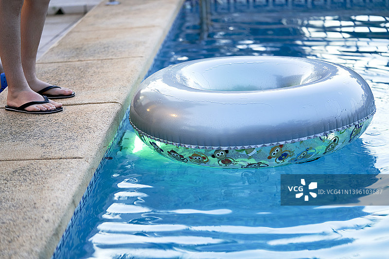 带蓝色安全充气圈的游泳池花园图片素材