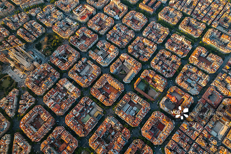 巴塞罗那城市景观典型建筑鸟瞰图：Eixample著名住宅区（加泰罗尼亚，西班牙）图片素材