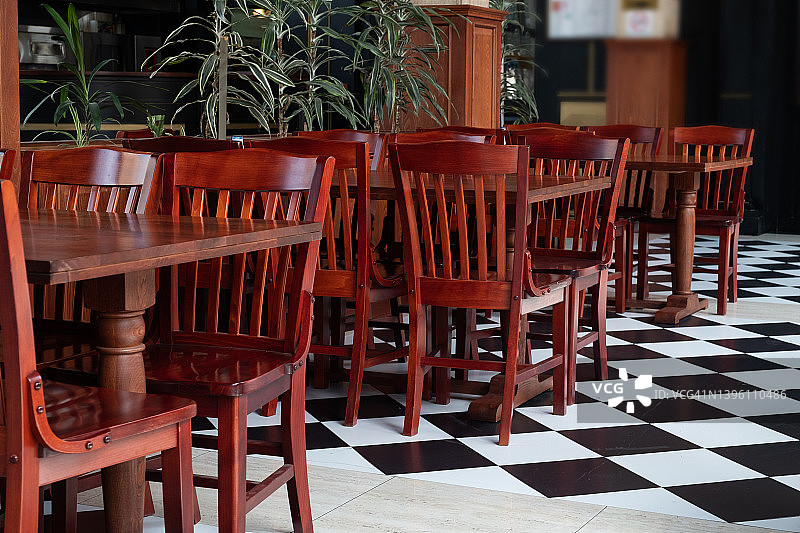 空旷的咖啡馆、办公室、共享办公空间或房间内的桌椅图片素材
