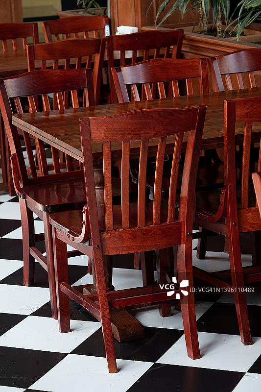 空旷的咖啡馆、办公室、共享办公空间或房间内的桌椅图片素材