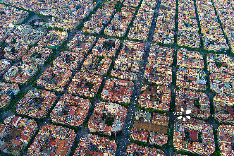 巴塞罗那城市景观典型建筑鸟瞰图：Eixample著名住宅区（加泰罗尼亚，西班牙）图片素材