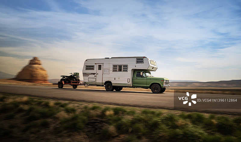 在犹他州飞驰的带移动房屋的复古皮卡车 - 摇摄动态模糊图片素材