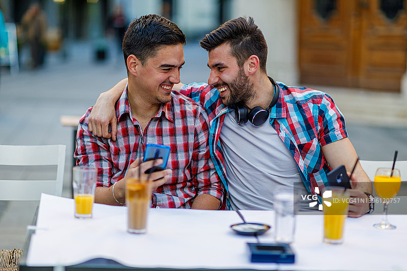 两位男性朋友在咖啡馆图片素材