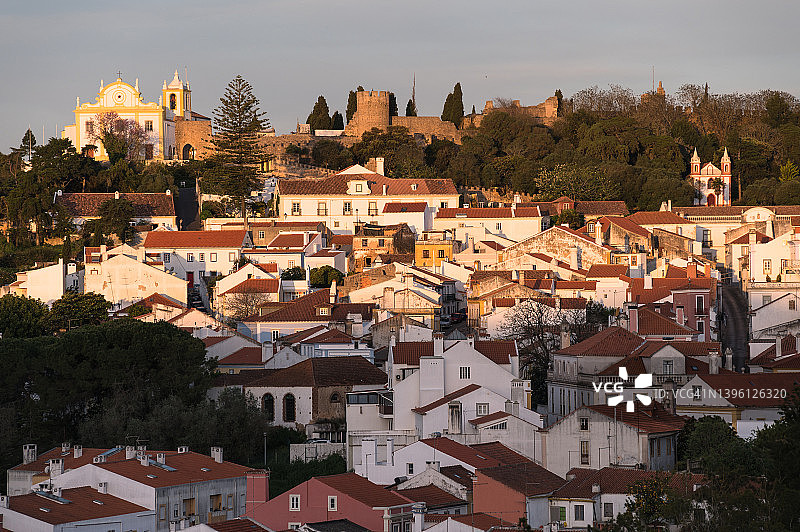 冉冉升起的太阳柔和地照亮了圣地亚哥卡森的古朴村庄——葡萄牙西南部罗塔文森提纳的起点图片素材
