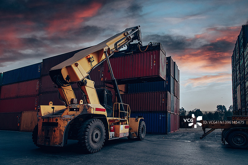 起重机在堆场吊起集装箱图片素材