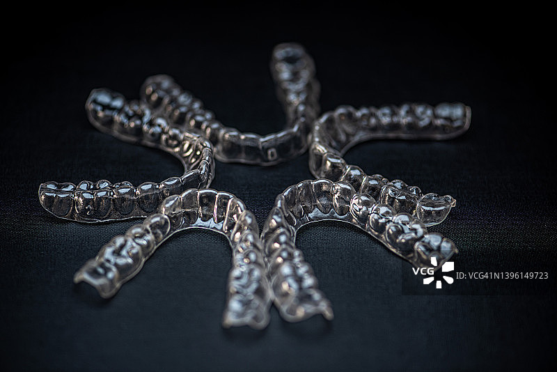 牙齿模型和矫正器图片素材