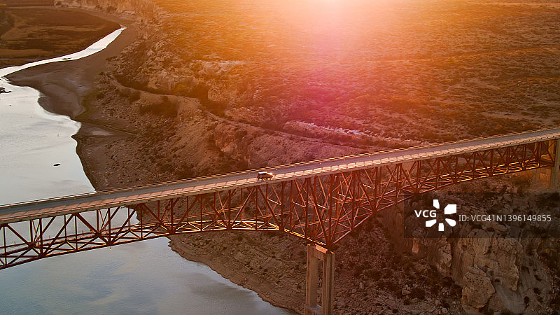 汽车行驶在佩科斯河大桥上的鸟瞰图图片素材