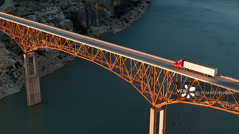 卡车行驶在佩科斯河大桥上的高空航拍图片素材