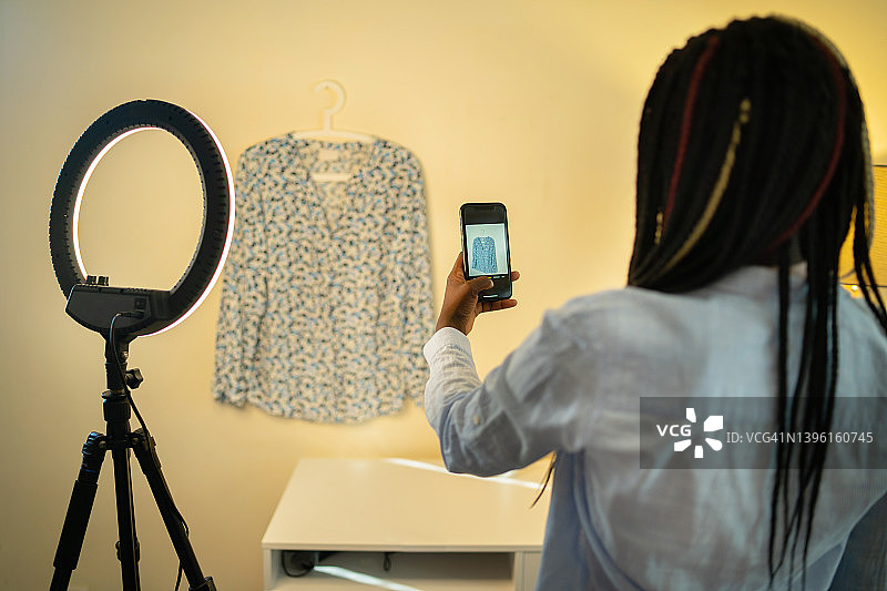 在移动应用程序上销售二手衬衫图片素材