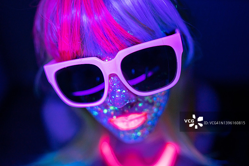 紫外线下年轻女孩的肖像图片素材