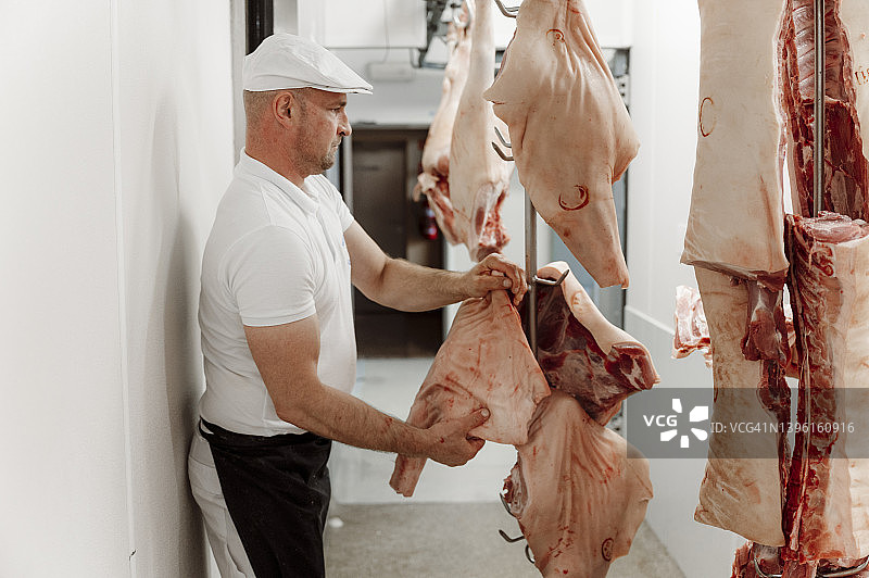 屠夫挂着一块肉图片素材