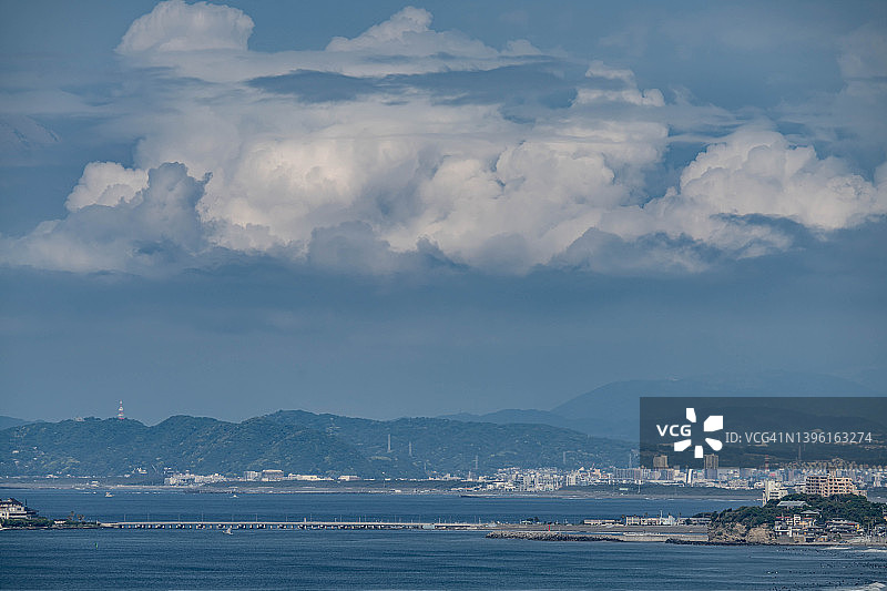 日本神奈川海滩城市上的雨云图片素材