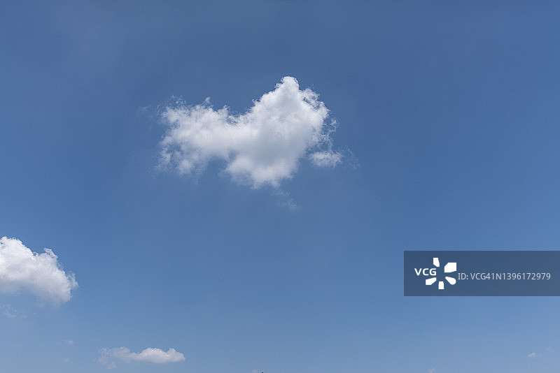 白色的云衬着蓝色的天空图片素材