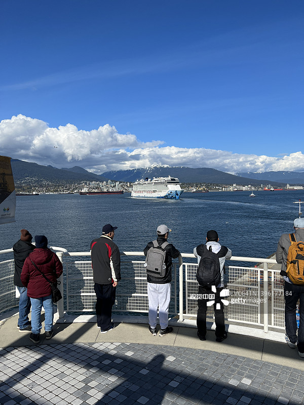 温哥华加拿大广场附近海滨的远处游轮图片素材