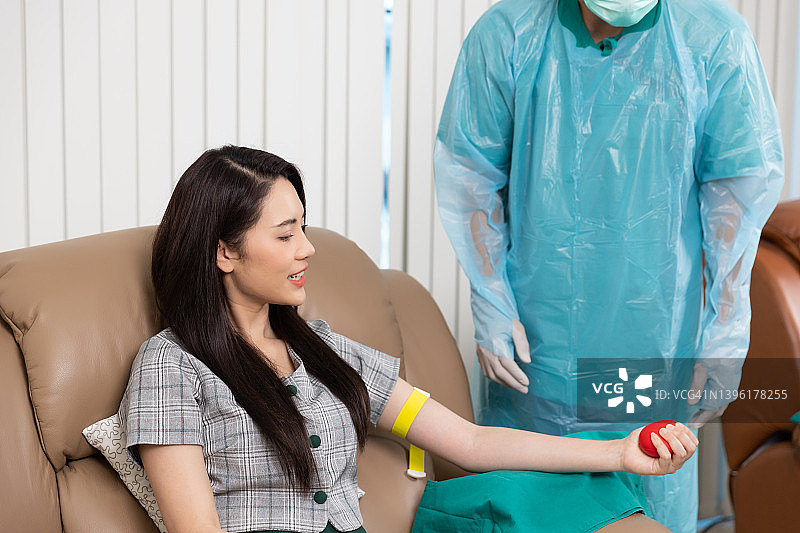 亚洲女性挤压球，献血图片素材