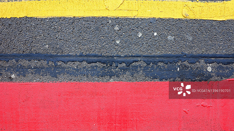 伦敦街头红黄色道路标记特写图片素材