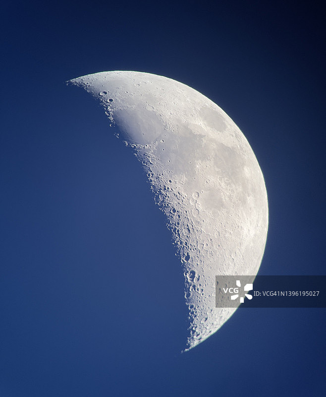 太空背景下的半月矢量插图图片素材